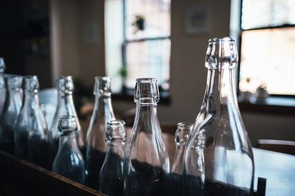 Quels sont les avantages des bouteilles en verre pour la conservation des aliments ?