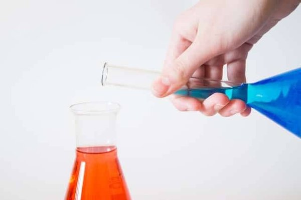 Quels sont les critères de choix pour les emballages en verre pour les réactifs ?