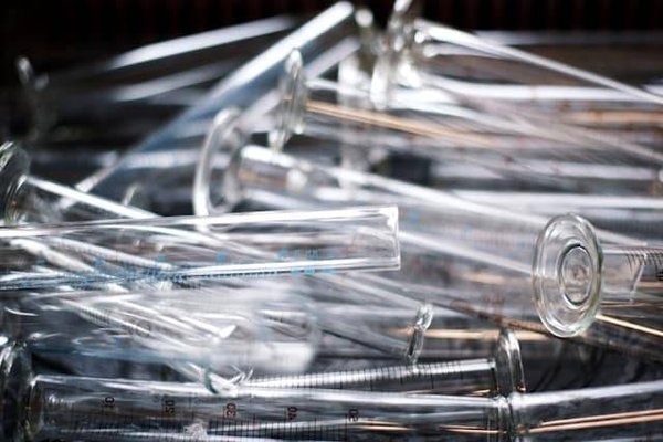 Quels sont les emballages en verre adaptés pour conserver des poudres ?