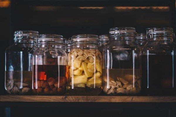 Quels sont les avantages des pots et bocaux en verre pour la conservation des aliments ?
